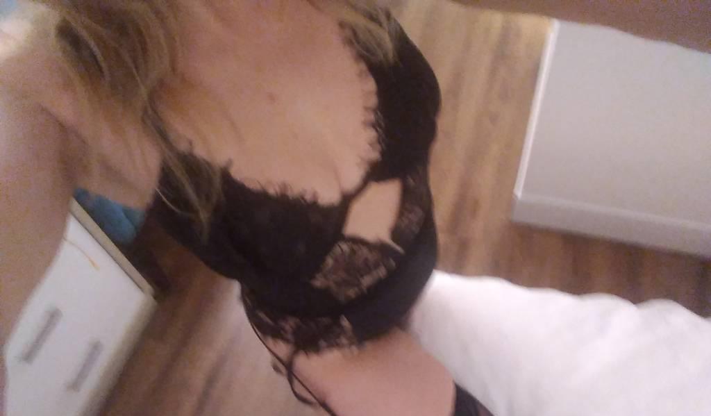 sexy strong smart seductive and fun! spend christmas with me
