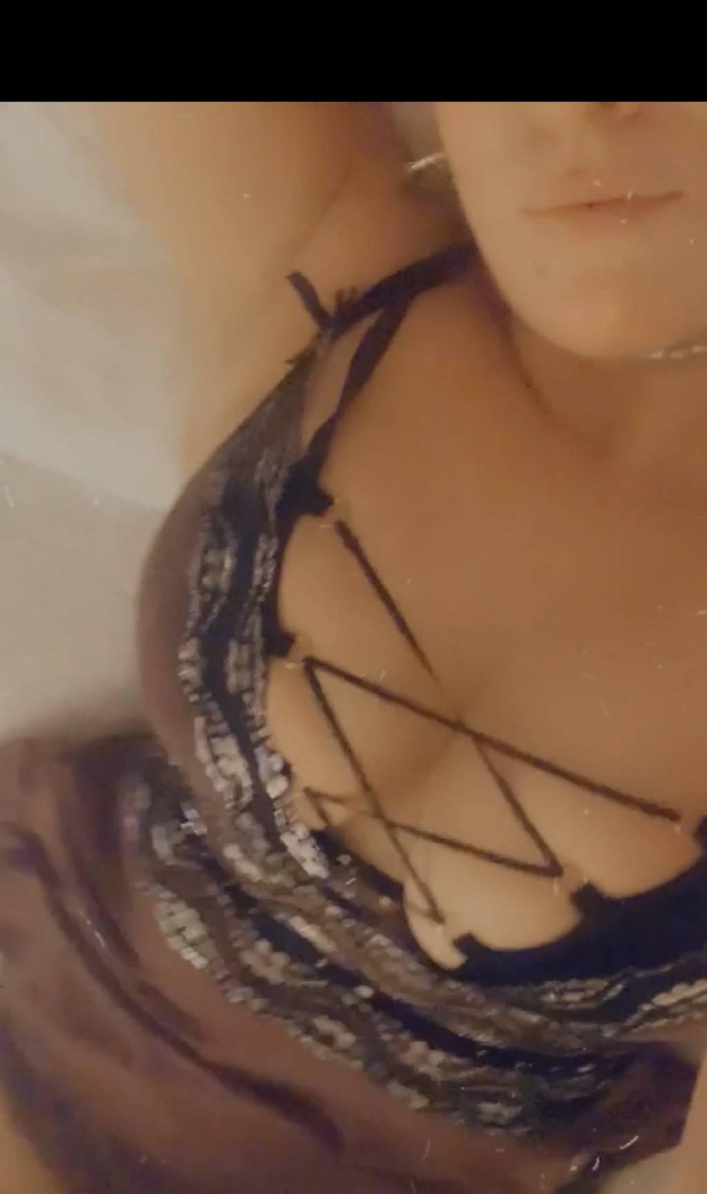 𝕊ℍ𝔼 ℙℝ𝔼𝕋𝕋𝕐 & 𝕃𝕀ℂ𝕂, 𝕊ℙ𝕀𝕋 , 𝕋ℍℝ𝕆𝔸𝕋 𝔻𝕀ℂ𝕂 𝕋ℍ𝕀𝕊 𝔾ℝ𝕋𝕋𝕐 ..