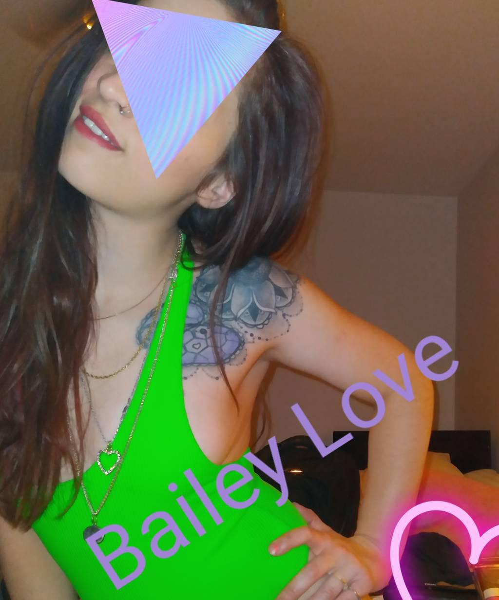 Bombshell Beauty Bailey Wants to Play w You! 519.328.9846